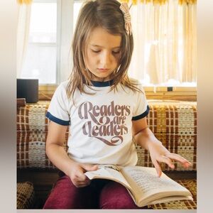 The Bee & the Fox Kids Tee - unisex 
Readers Are Leaders size 10
